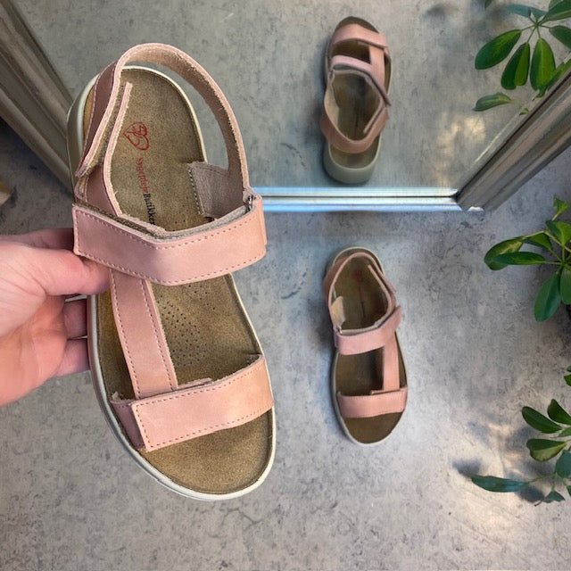 Rosa skinnsandaler med tre justerbare remmer og svangstøtte