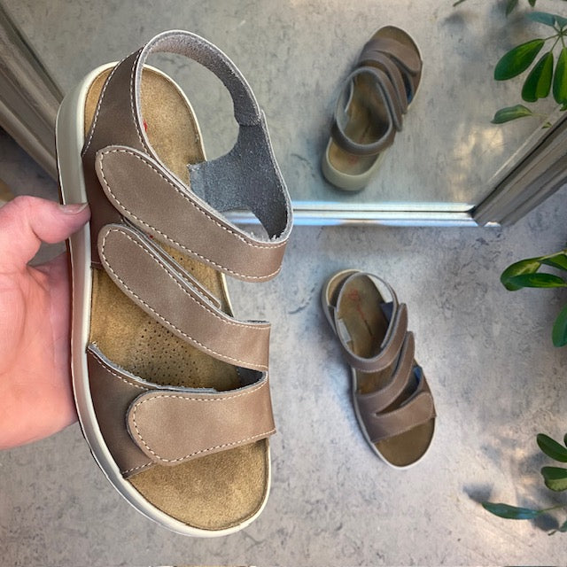 Elegant brun skinnsandal med justerbare remmer