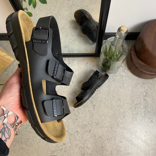 Svart Birkenstock Kano-sandal med sklisikre såler.