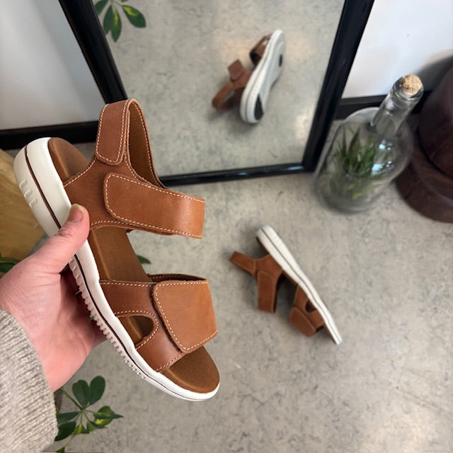 Brun skinnsandal fra Green Comfort