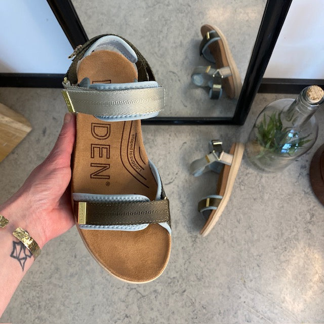 Lyseblå/grønn Woden-sandal med god svangstøtte.