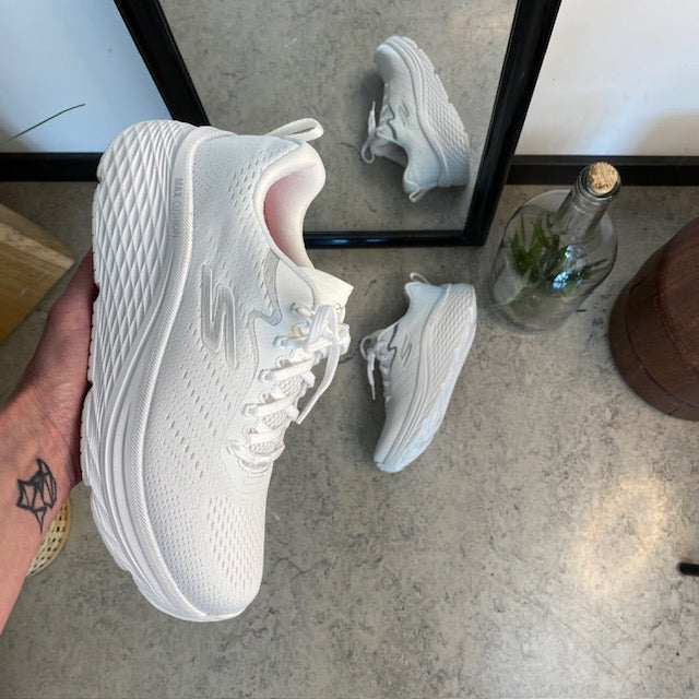 Hvit Skechers Max Cushion-sko – optimal støtte og enestående komfort.