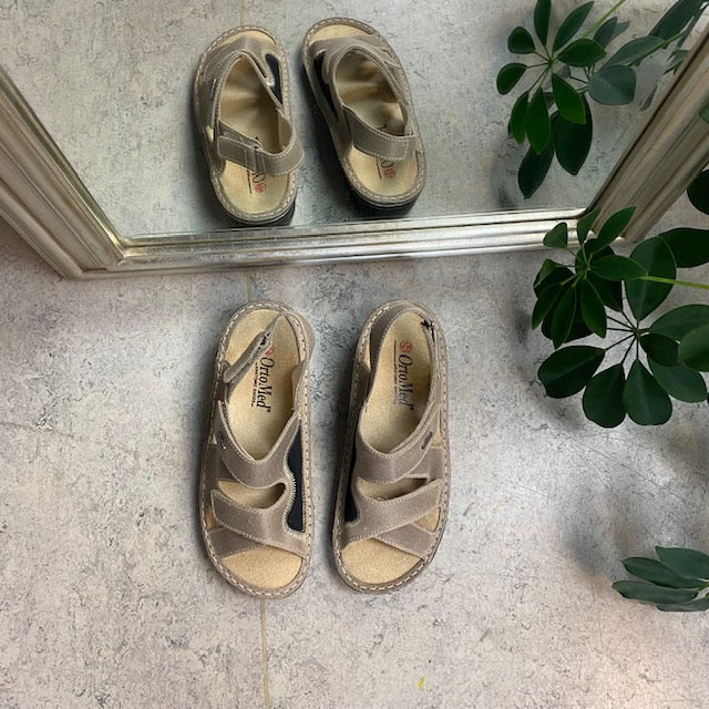 Bred skinnsandal for knyster