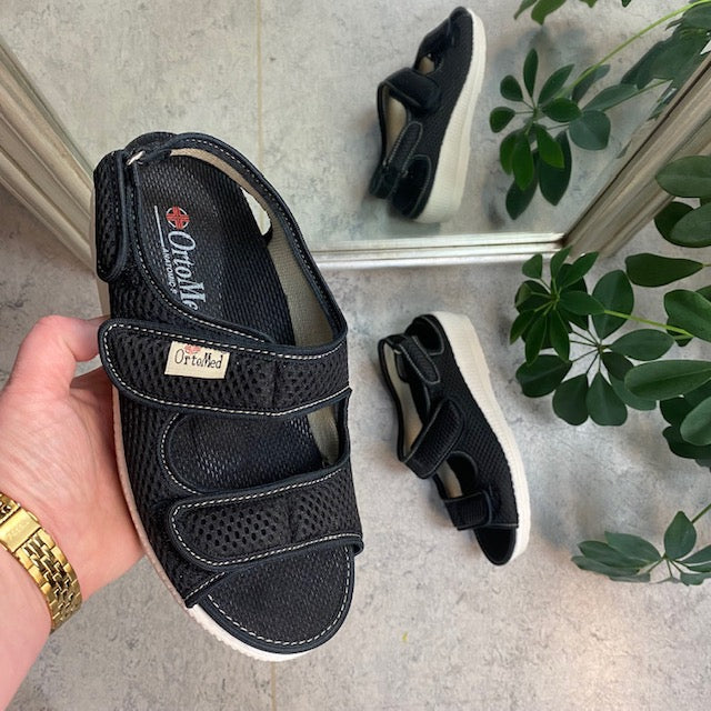 Bred sandal fra OrtoMed med borrelås