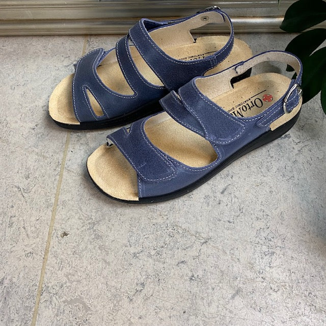 Bred blå skinnsandal med borrelås