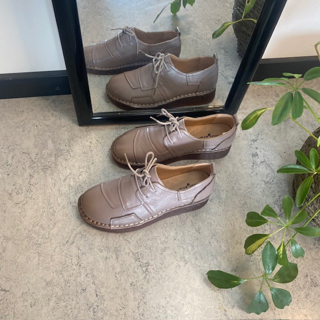 Beige snøresko i skinn med god støtdemping