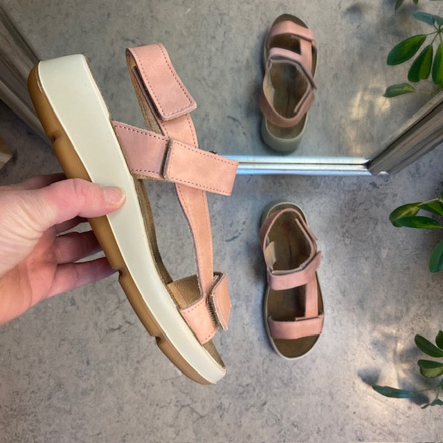 Rosa skinnsandaler med tre justerbare remmer og svangstøtte