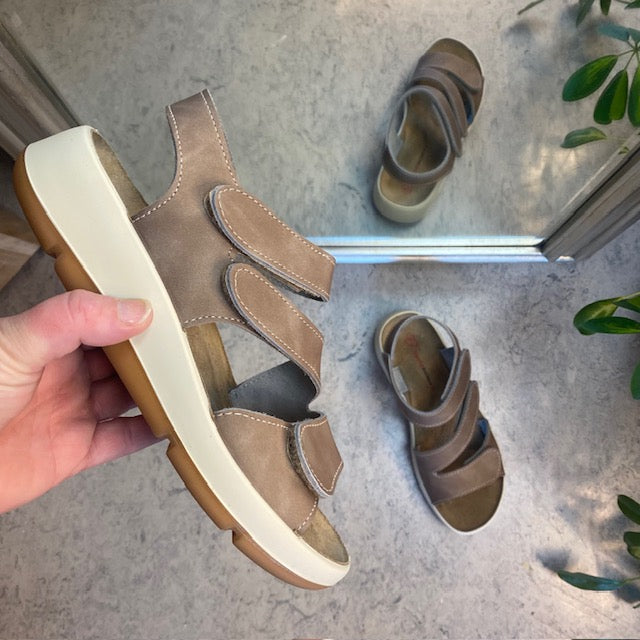 Elegant brun skinnsandal med justerbare remmer