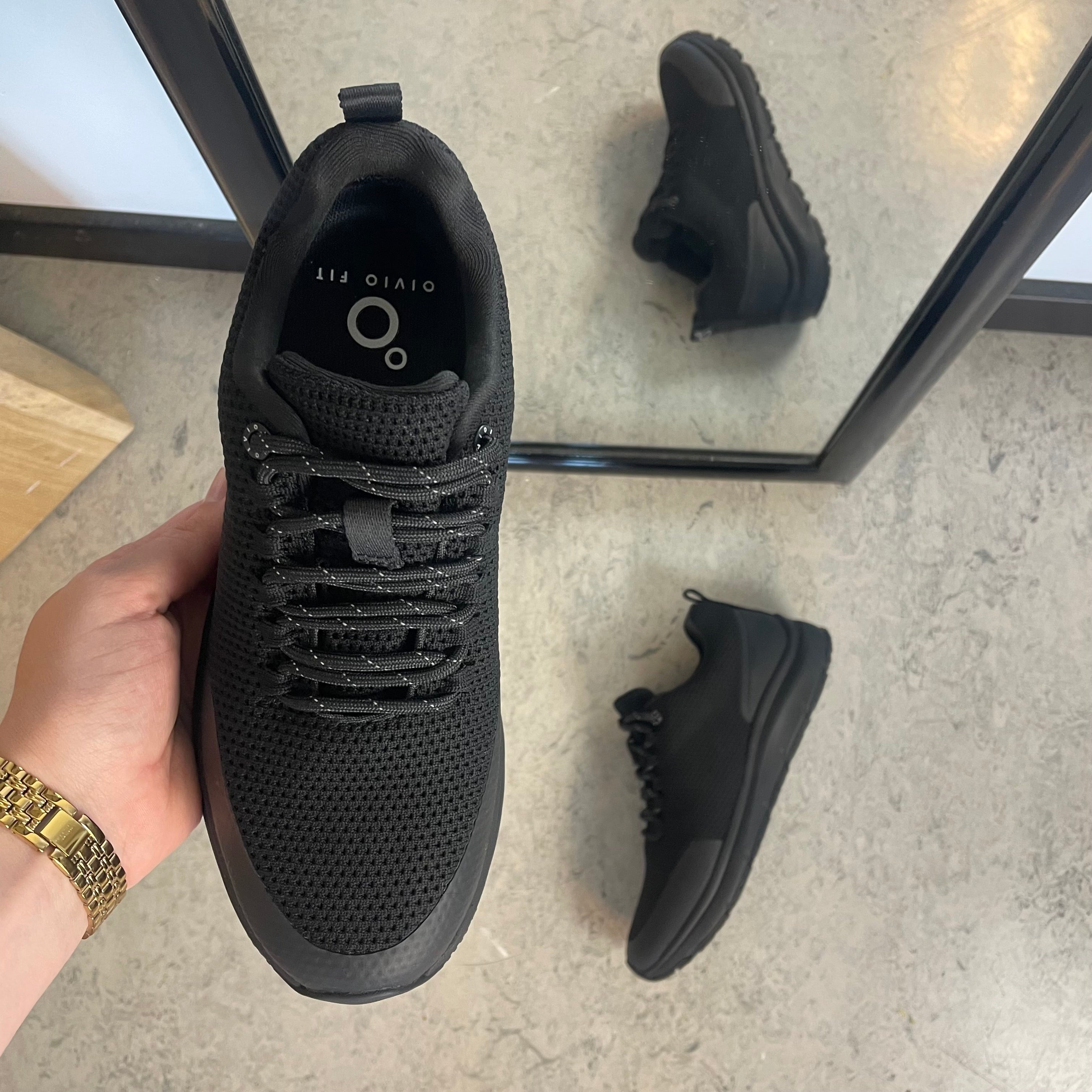 Vannavvisende komfort-sneaker i svart med sklisikker såle