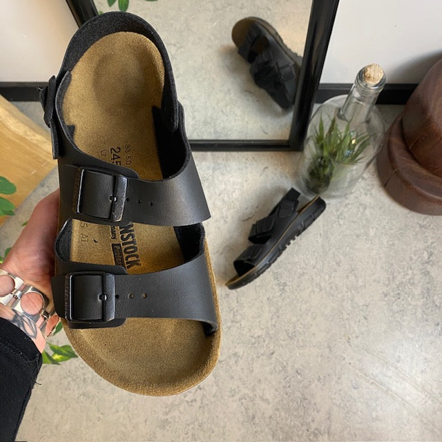 Svart Birkenstock Kano-sandal med sklisikre såler.