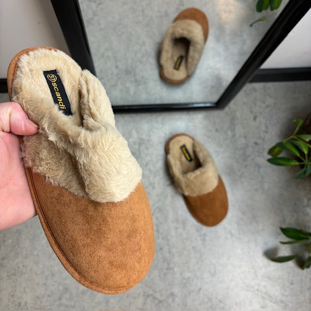 Brune tøfler med synlig pelskant