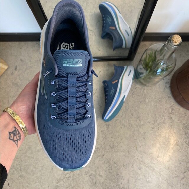 Blå slip-ins fra Skechers med elastisk snøring