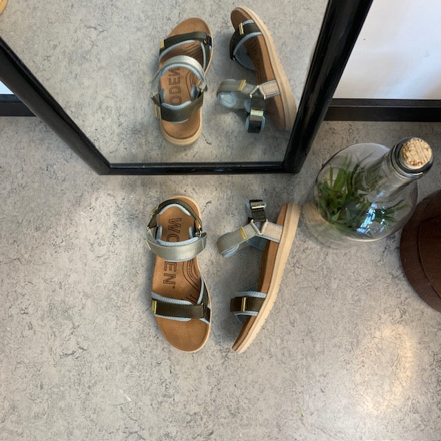 Lyseblå/grønn Woden-sandal med god svangstøtte.