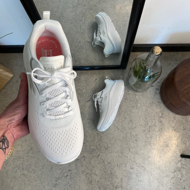 Hvit Skechers Max Cushion-sko – optimal støtte og enestående komfort.
