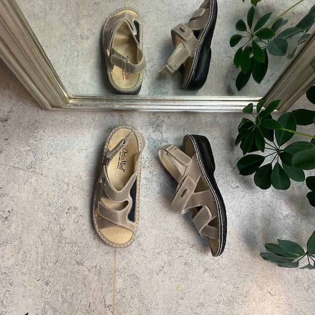 Bred skinnsandal for knyster