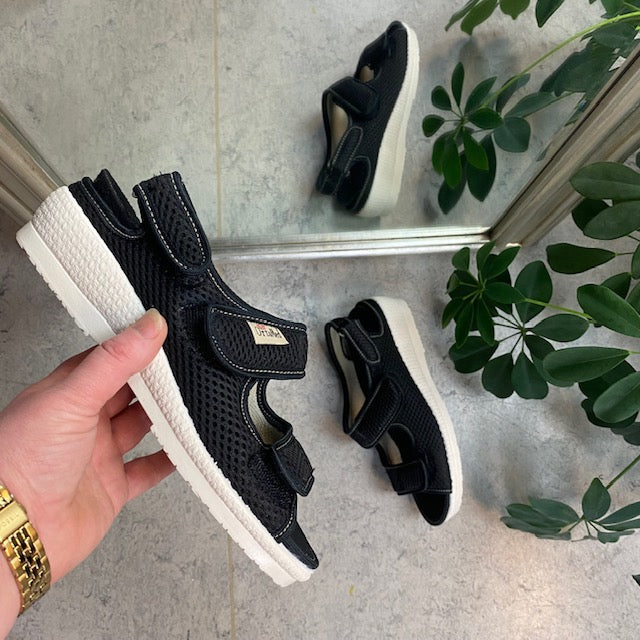 Bred sandal fra OrtoMed med borrelås