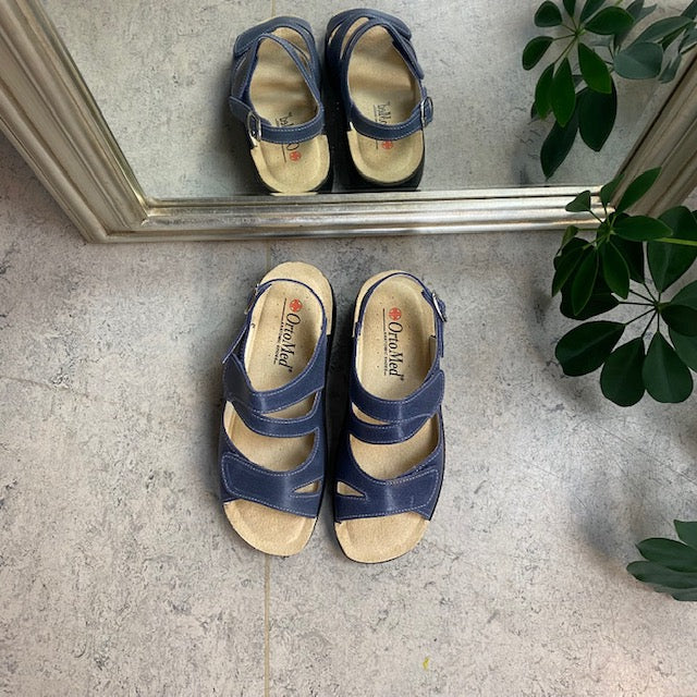 Bred blå skinnsandal med borrelås