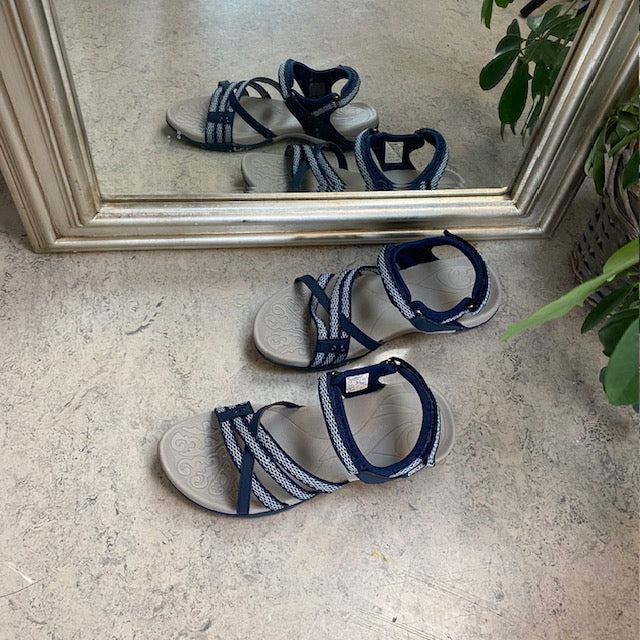 Sporty lettvektsandal i navy med justerbare remmer, svangstøtte og løftet forfot