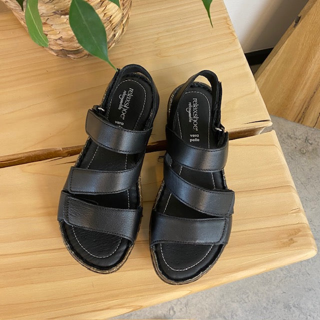 Sort skinnsandal med fire justerbare remmer fra Relaxshoe