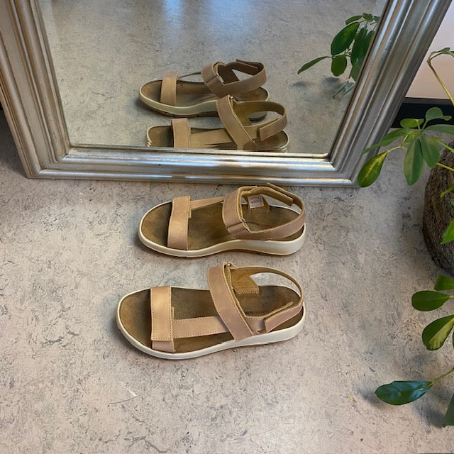 Beige skinnsandal med tre justerbare remmer og svangstøtte