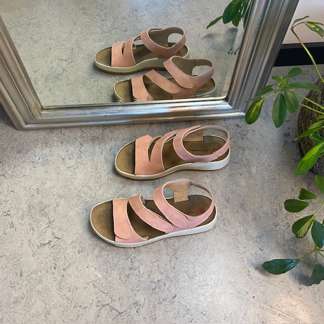 Elegant rosa skinnsandal med justerbare remmer