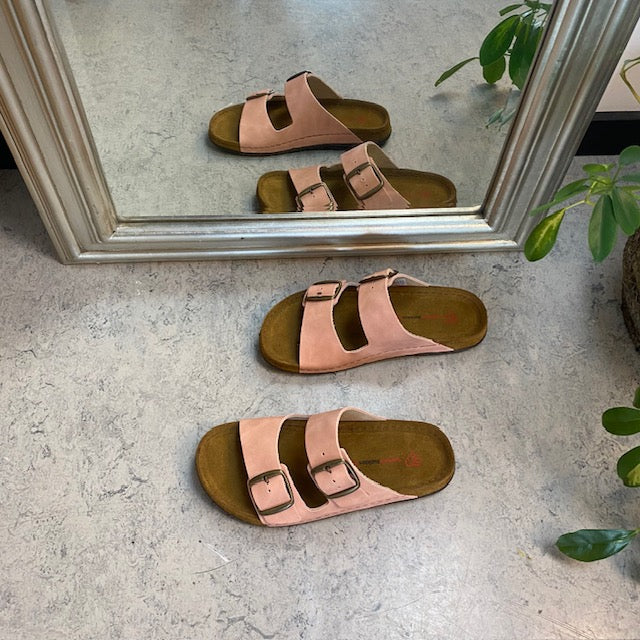 Rosa slip-on sandal i skinn med brede remmer