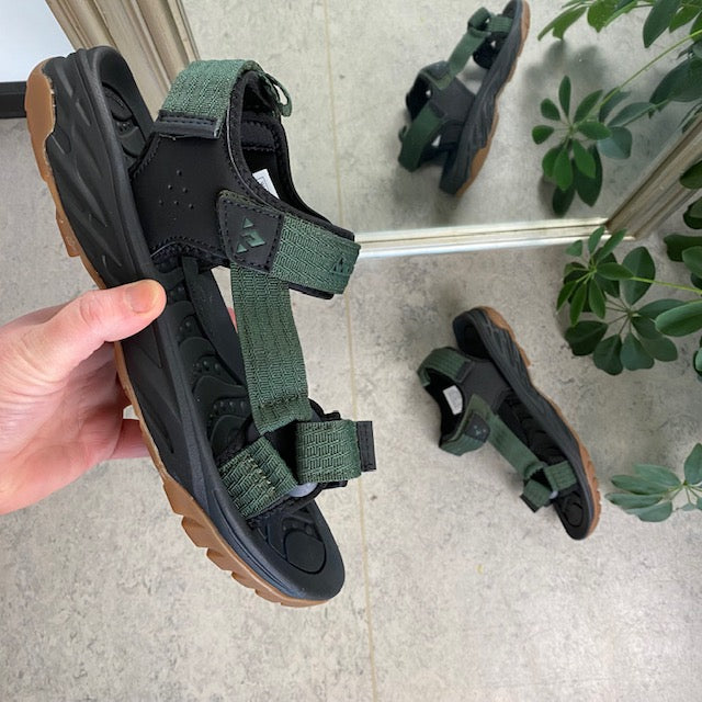 Grønn sporty sandal fra Whistler med tre justerbare remmer