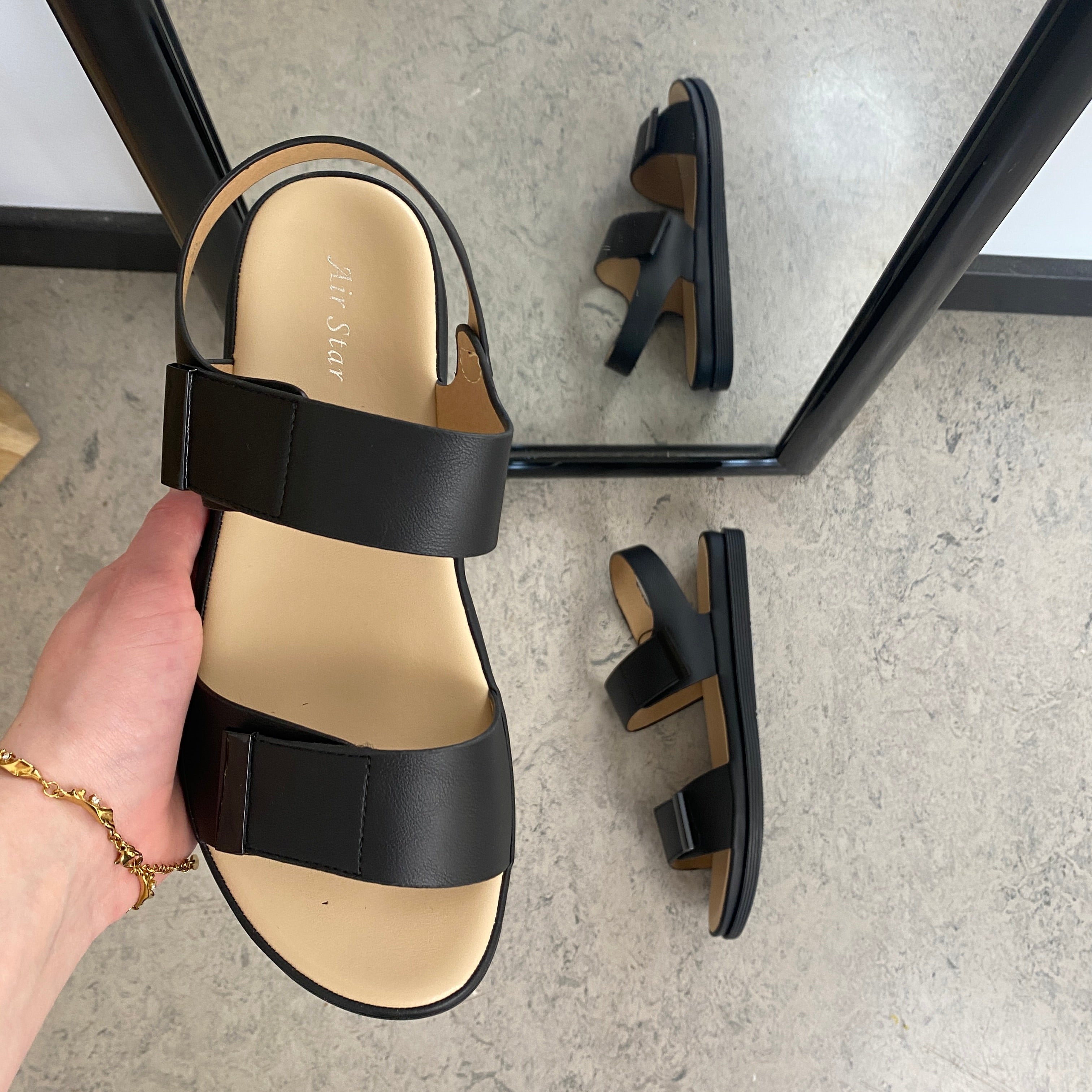 Svart sandal med justerbare remmer og myk komfortsåle