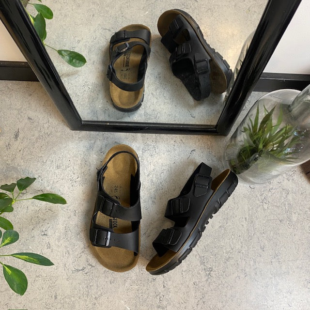Svart Birkenstock Kano-sandal med sklisikre såler.
