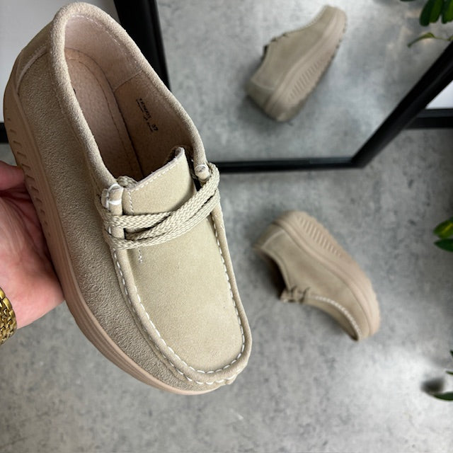 Beige ruskinnsko med støtabsorberende såle og svangstøtte