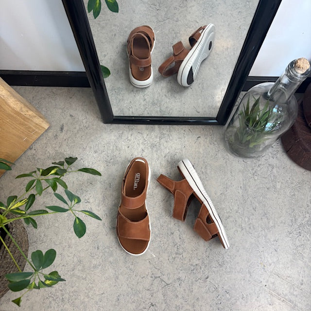 Brun skinnsandal fra Green Comfort