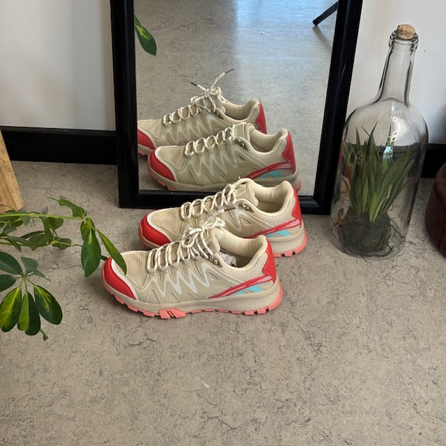 Beige sko med pustende overdel og fine detaljer