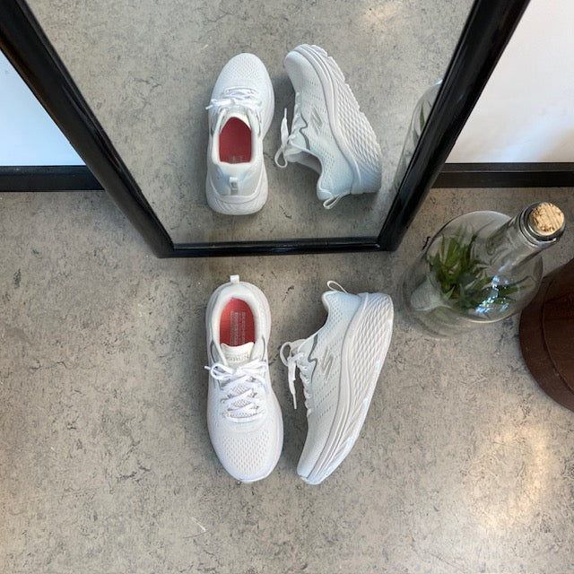 Hvit Skechers Max Cushion-sko – optimal støtte og enestående komfort.