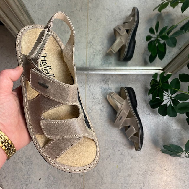 Bred skinnsandal for knyster