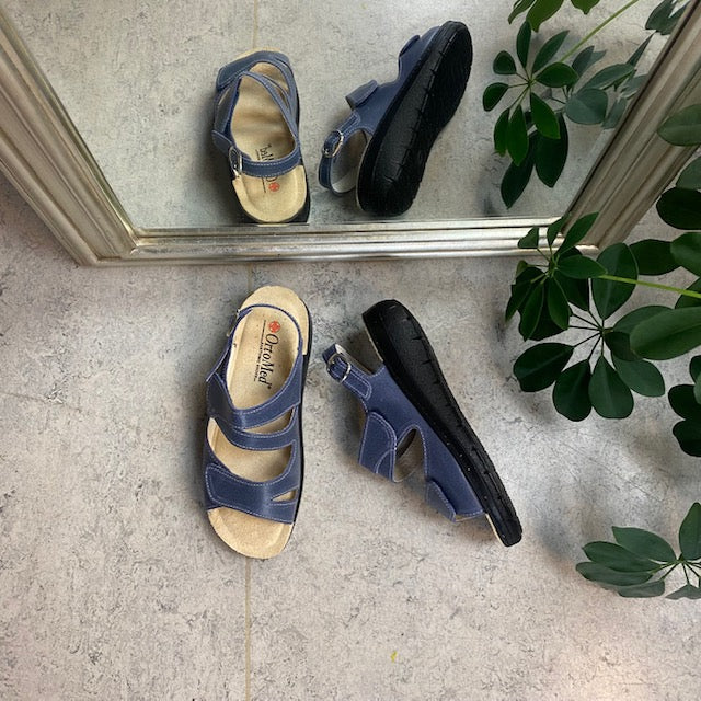 Bred blå skinnsandal med borrelås