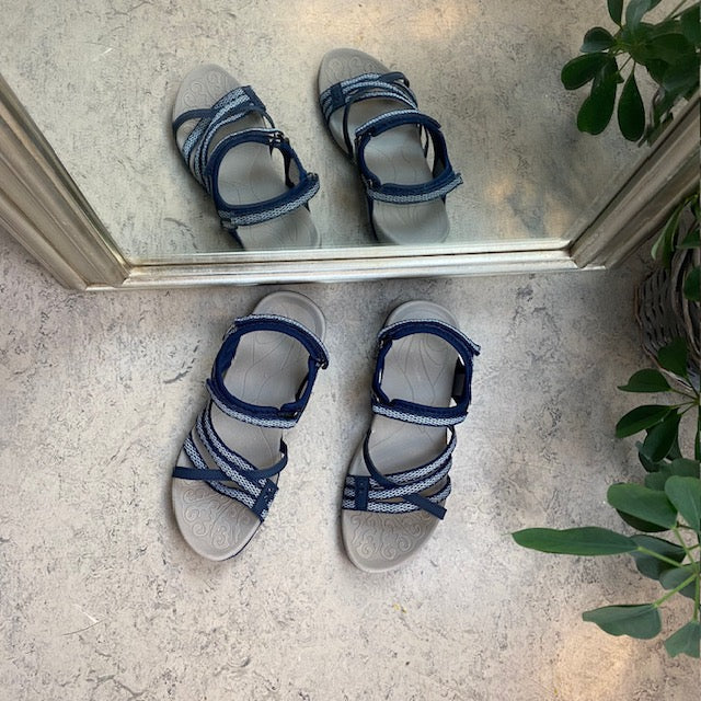 Sporty lettvektsandal i navy med justerbare remmer, svangstøtte og løftet forfot