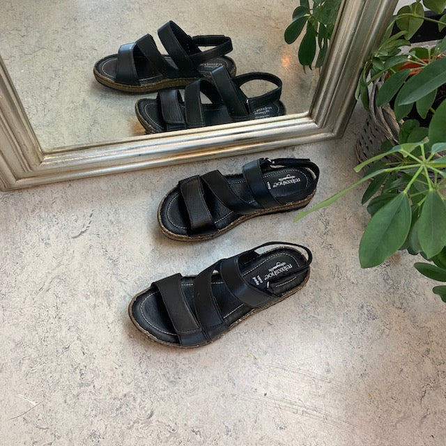 Sort skinnsandal med fire justerbare remmer fra Relaxshoe