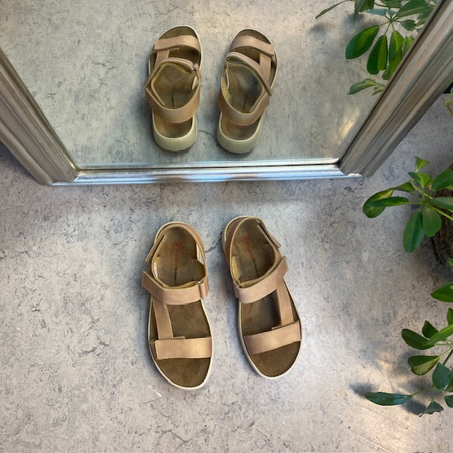 Beige skinnsandal med tre justerbare remmer og svangstøtte