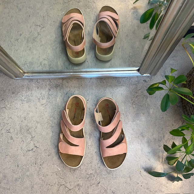 Elegant rosa skinnsandal med justerbare remmer