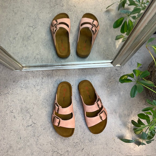 Rosa slip-on sandal i skinn med brede remmer