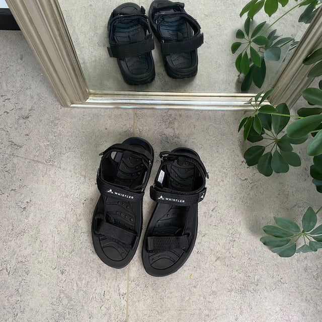Svart sporty sandal fra Whistler med tre justerbare remmer