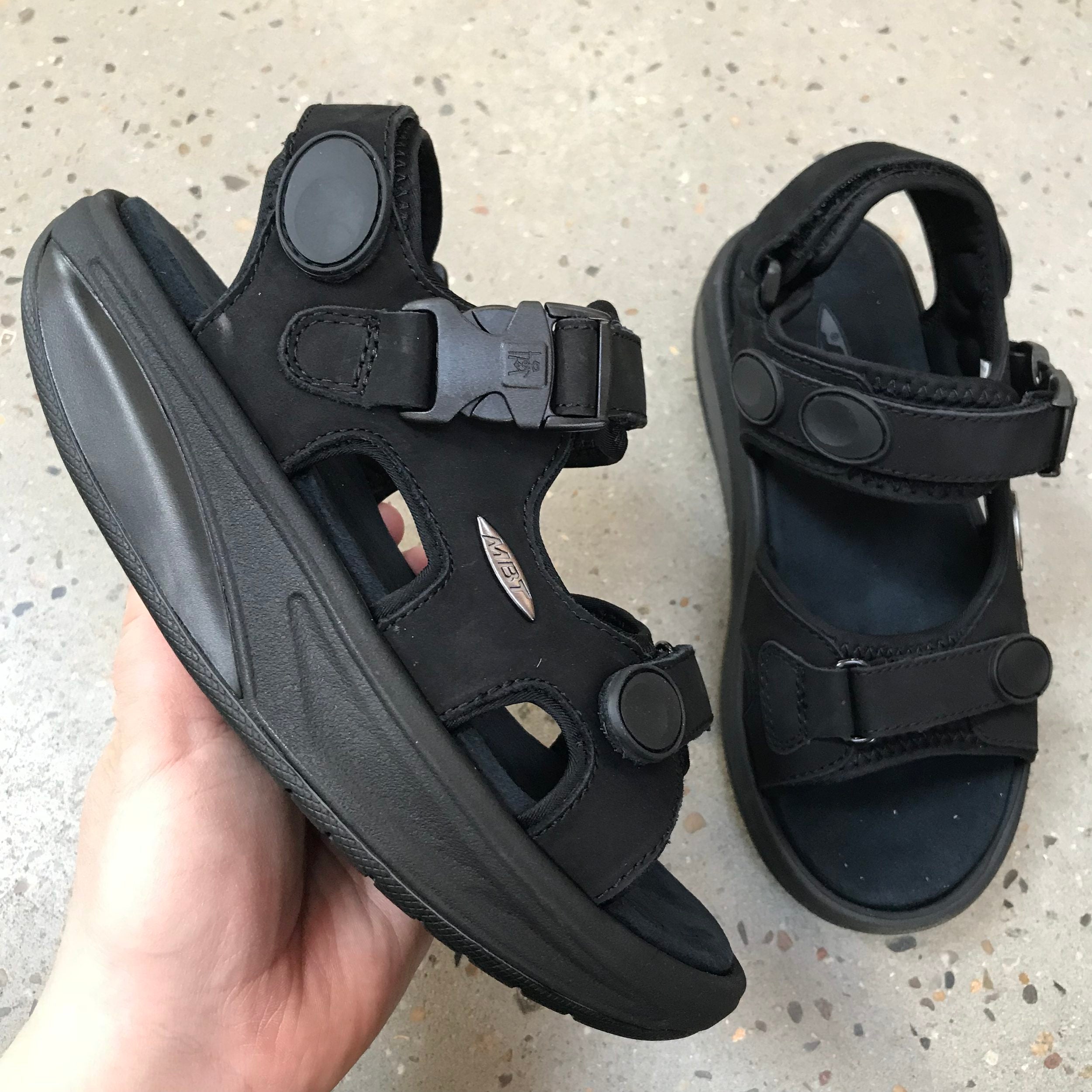 MBT Kisumu 3S sandal i sort – klassisk MBT-sandal