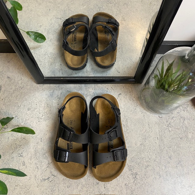 Svart Birkenstock Kano-sandal med sklisikre såler.