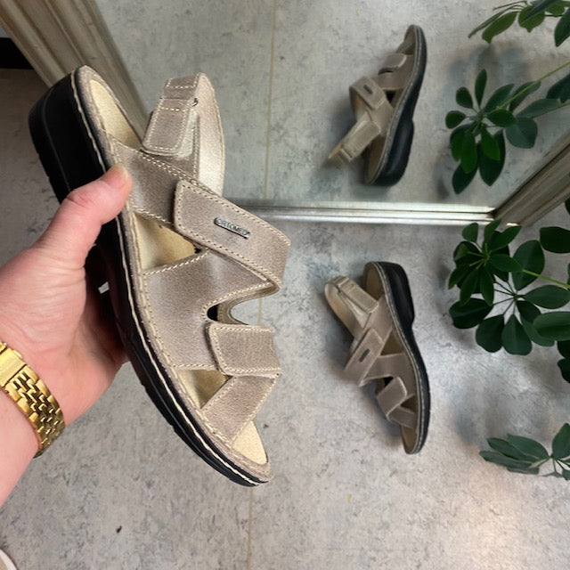 Bred skinnsandal for knyster