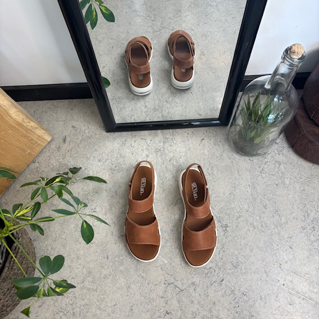 Brun skinnsandal fra Green Comfort