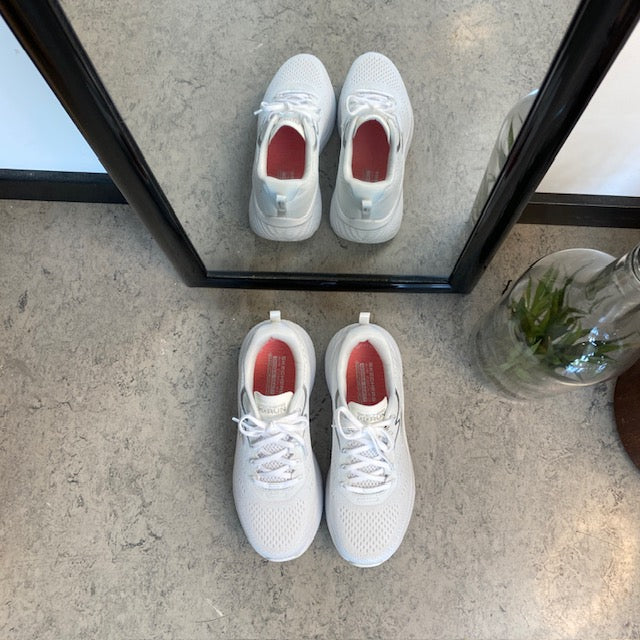 Hvit Skechers Max Cushion-sko – optimal støtte og enestående komfort.