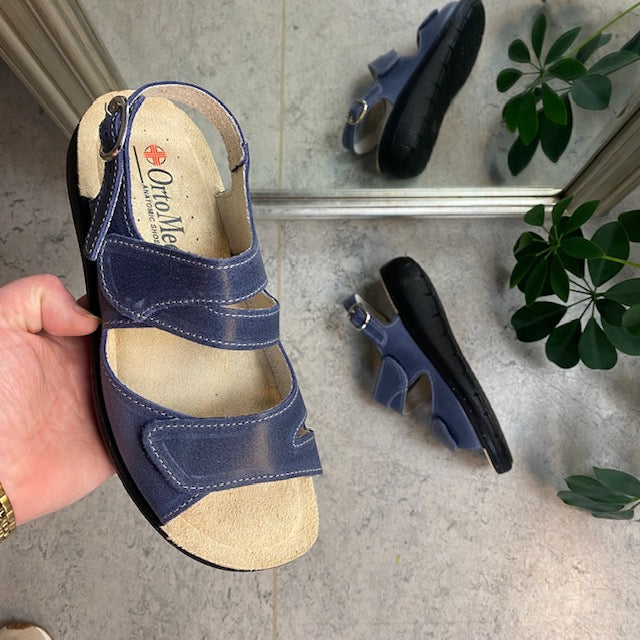 Bred blå skinnsandal med borrelås