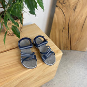 Sporty lettvektsandal i navy med justerbare remmer, svangstøtte og løftet forfot