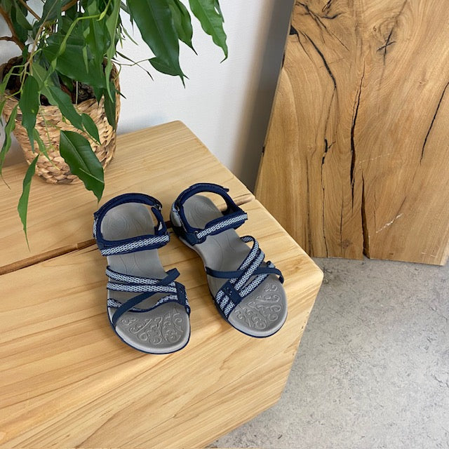 Sporty lettvektsandal i navy med justerbare remmer, svangstøtte og løftet forfot