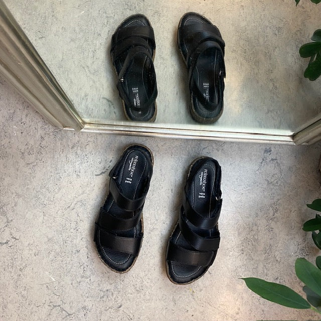 Sort skinnsandal med fire justerbare remmer fra Relaxshoe